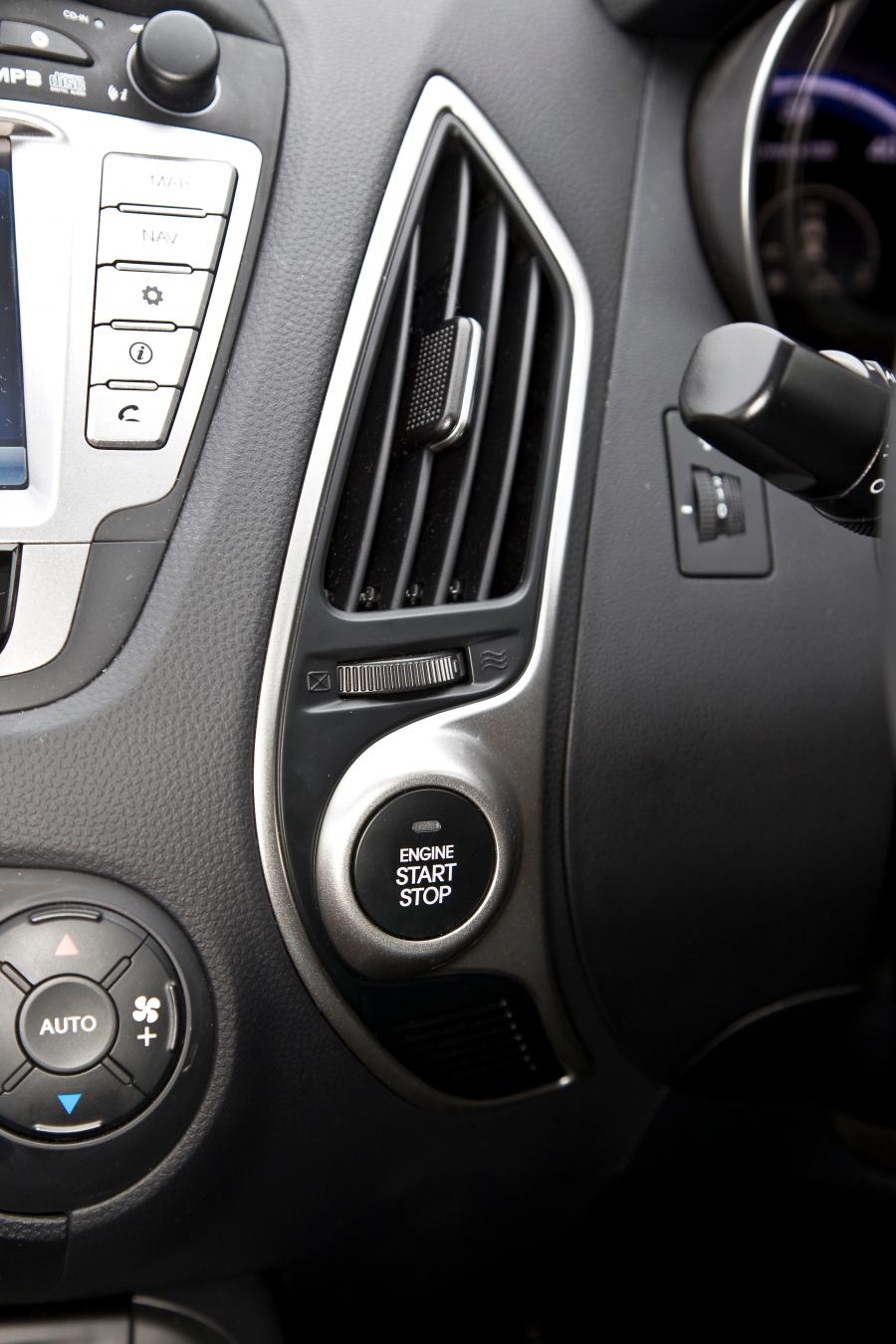  Hyundai ix35 2013 года  (UK) (фото 16 из 93)
